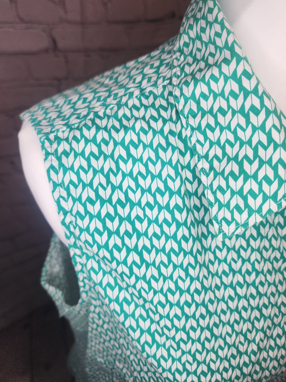 Sleeveless Button-Front Women’s Top in Teal Geometric Print - Picture 4 of 5